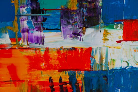 画布上，一幅生动的抽象画以大胆的笔触和动态的色彩呈现