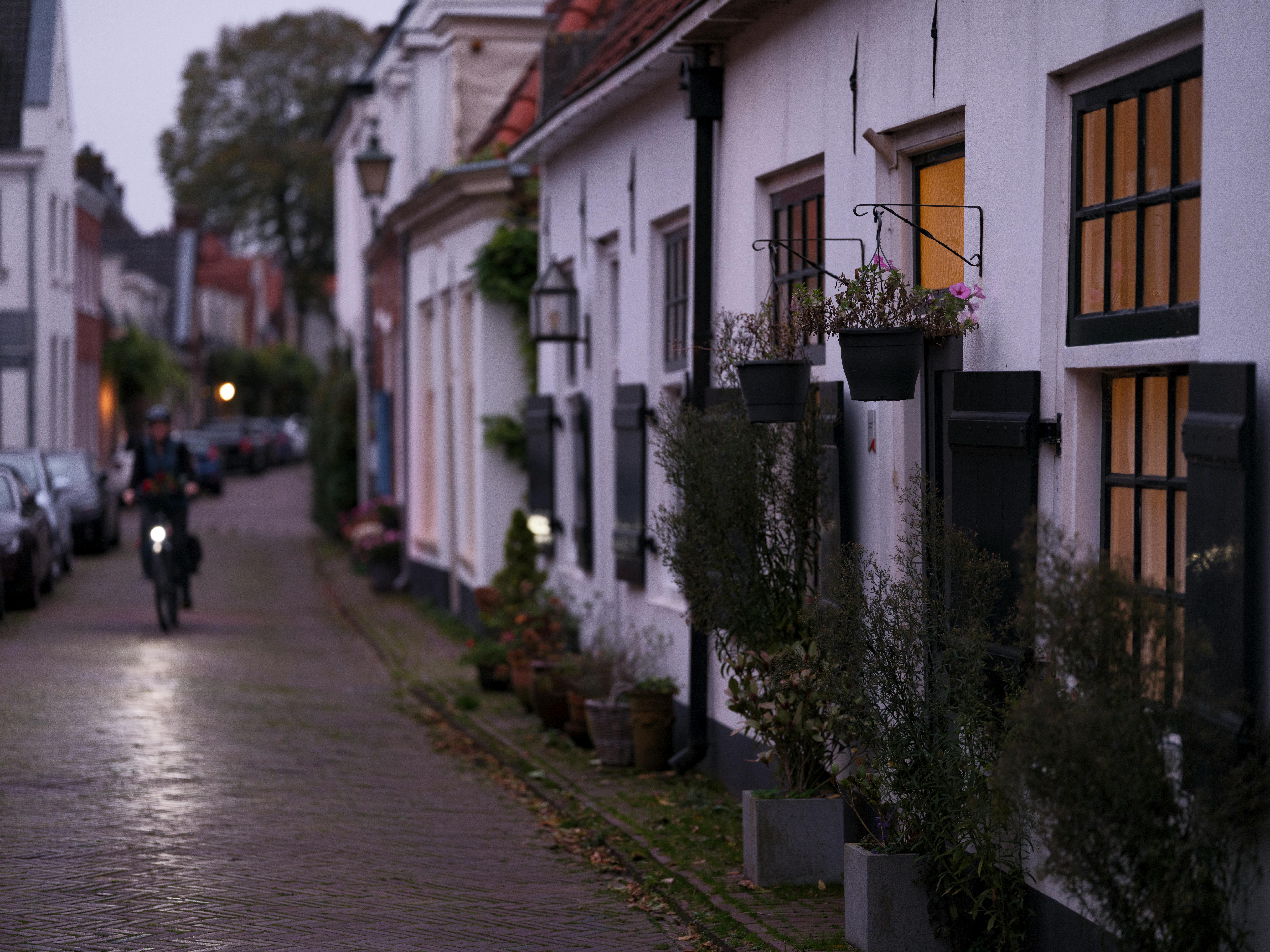 Biciclist lovit de mașină în Micro 16, la o căzătură pe drum