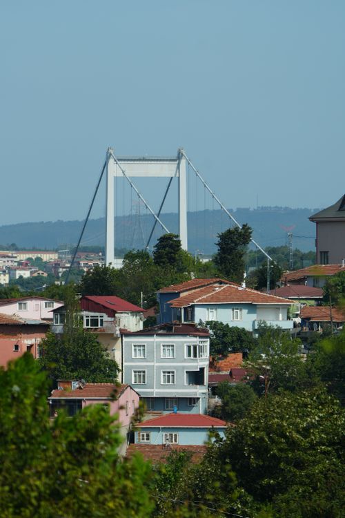 Free Scenic view of the Bosphorus Bridge over an İstanbul neighborhood with traditional houses. Stock Photo