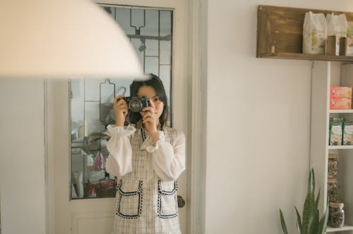 бесплатная Фотография женщины, держащей камеру Стоковое фото