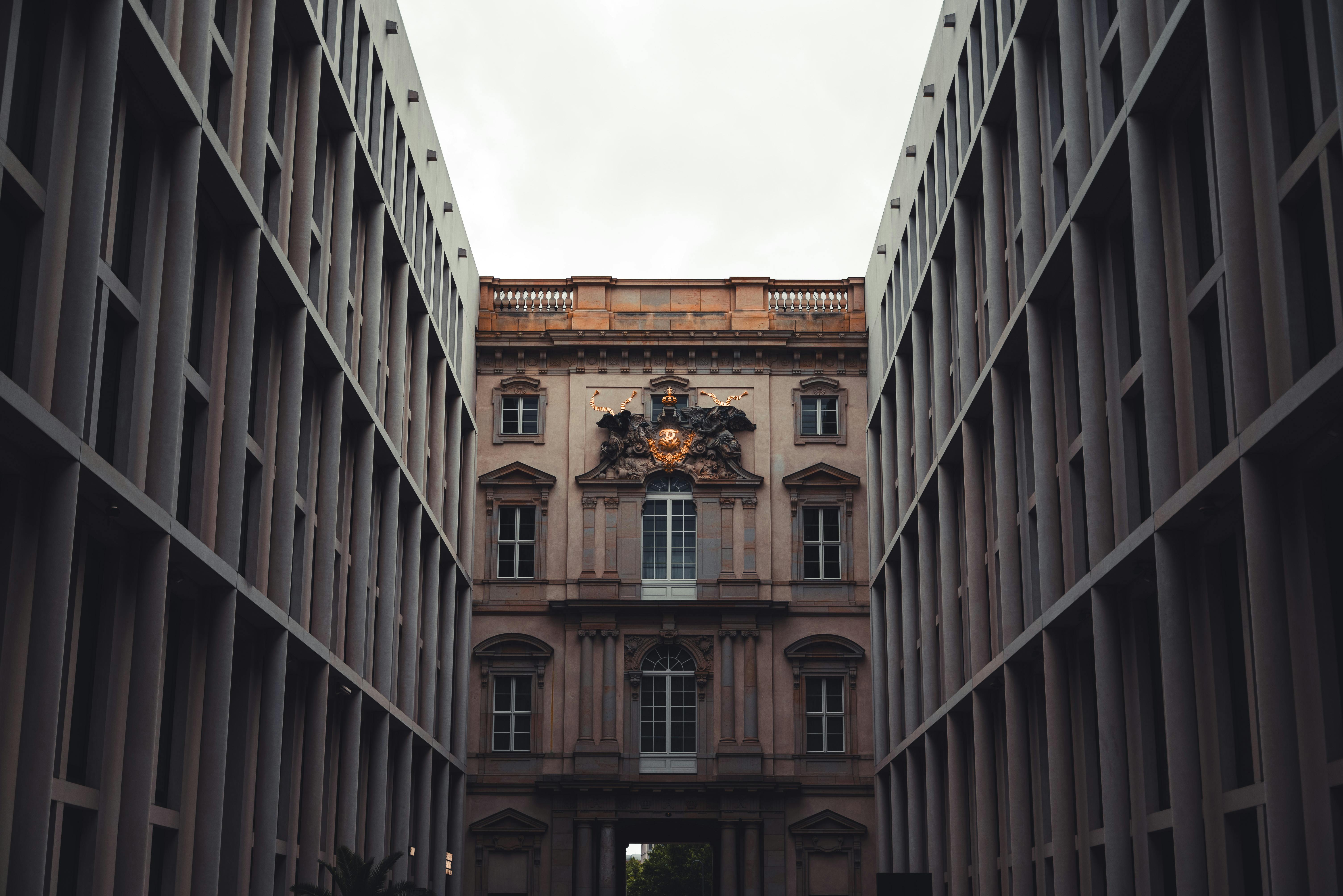 ingyenes Lenyűgöző kilátás nyílik Berlin építészeti szimmetriájára, bemutatva a történelmi és modern formatervezési elemeket. Stockfotó