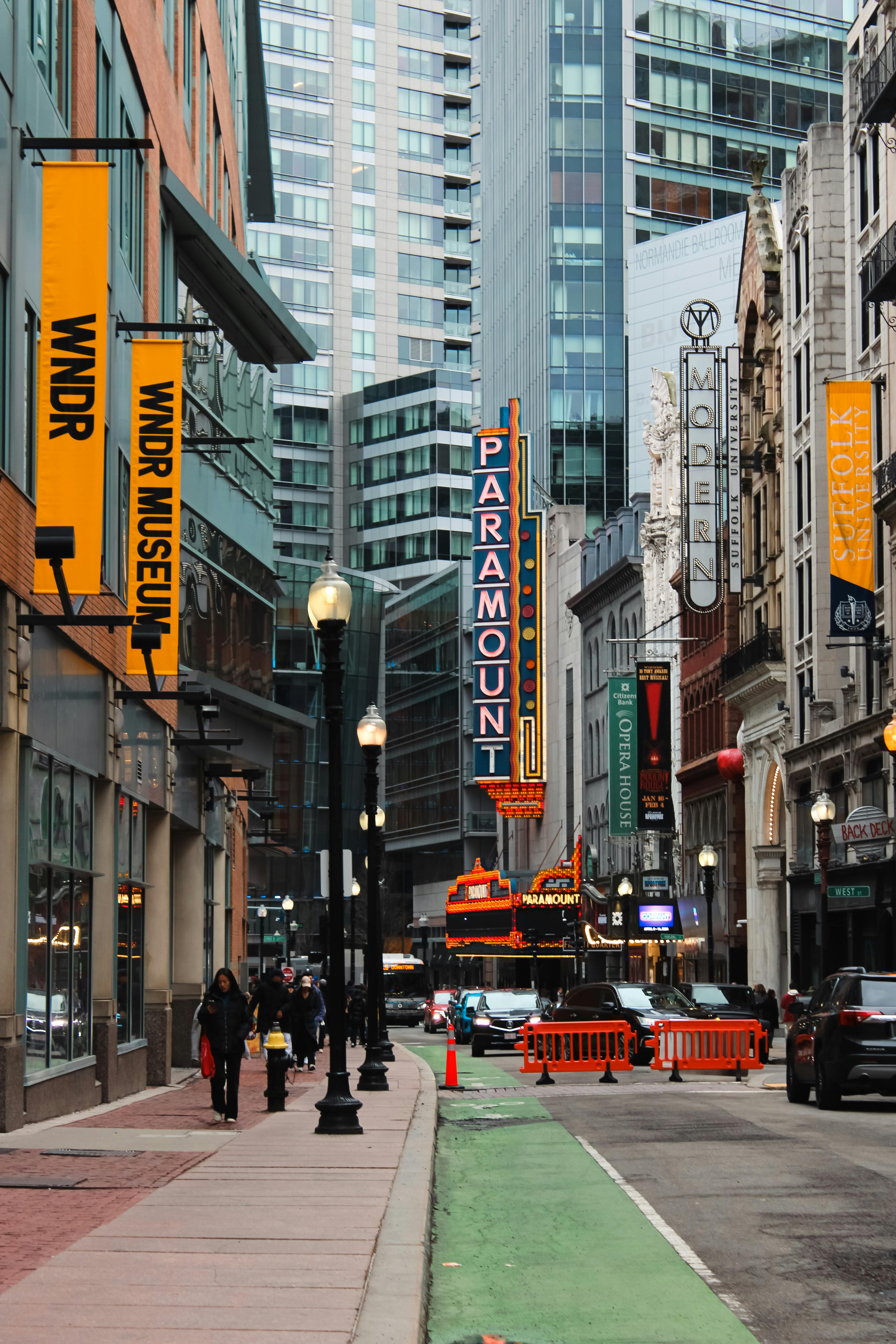 gratis Straatbeeld in Boston met het iconische Paramount Theater en het bruisende stadsleven. Stockfoto