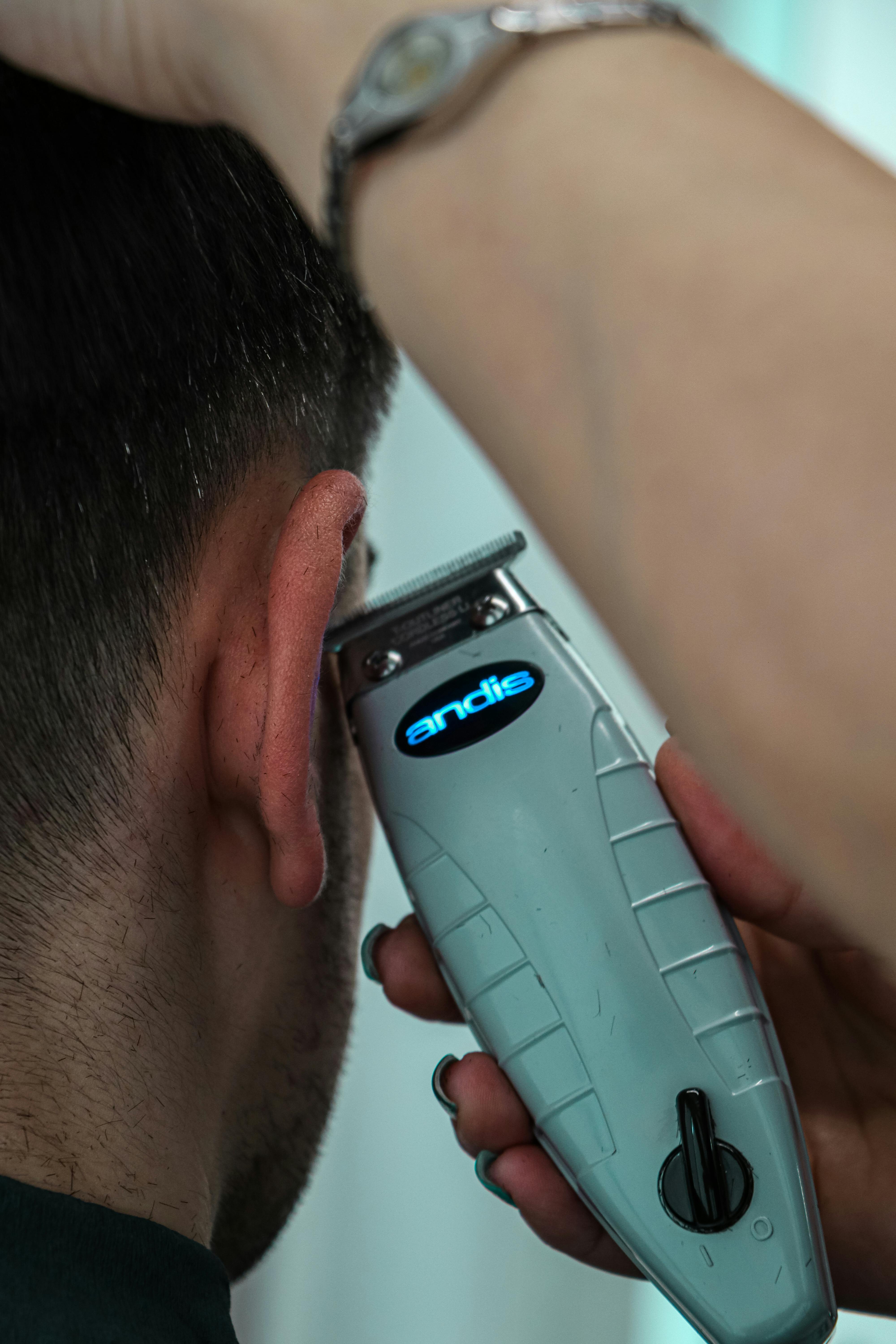 Herrenhaarschnitt mit Trimmer