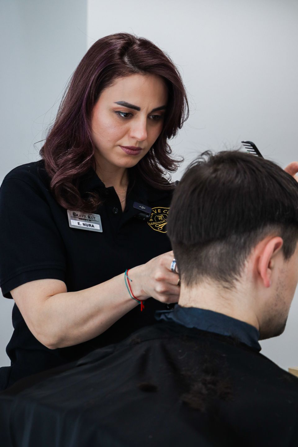 Peluquero atendiendo a un cliente en un salón de belleza