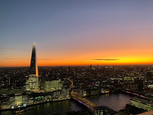 Foto profissional grátis de alvorecer, cair da noite, edifícios