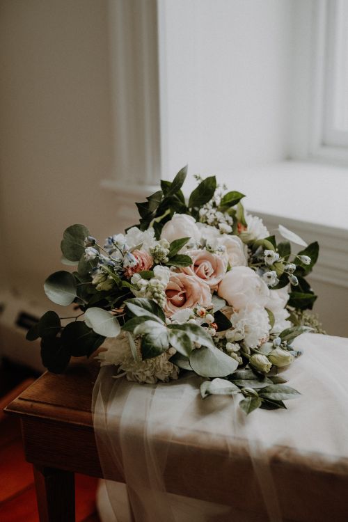 Free Beautiful bouquet of pink and white roses with lush greenery, perfect for weddings or home decor. Stock Photo