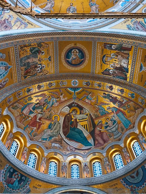 Free Intricate religious mosaics on the dome of a historic church with golden hues. Stock Photo