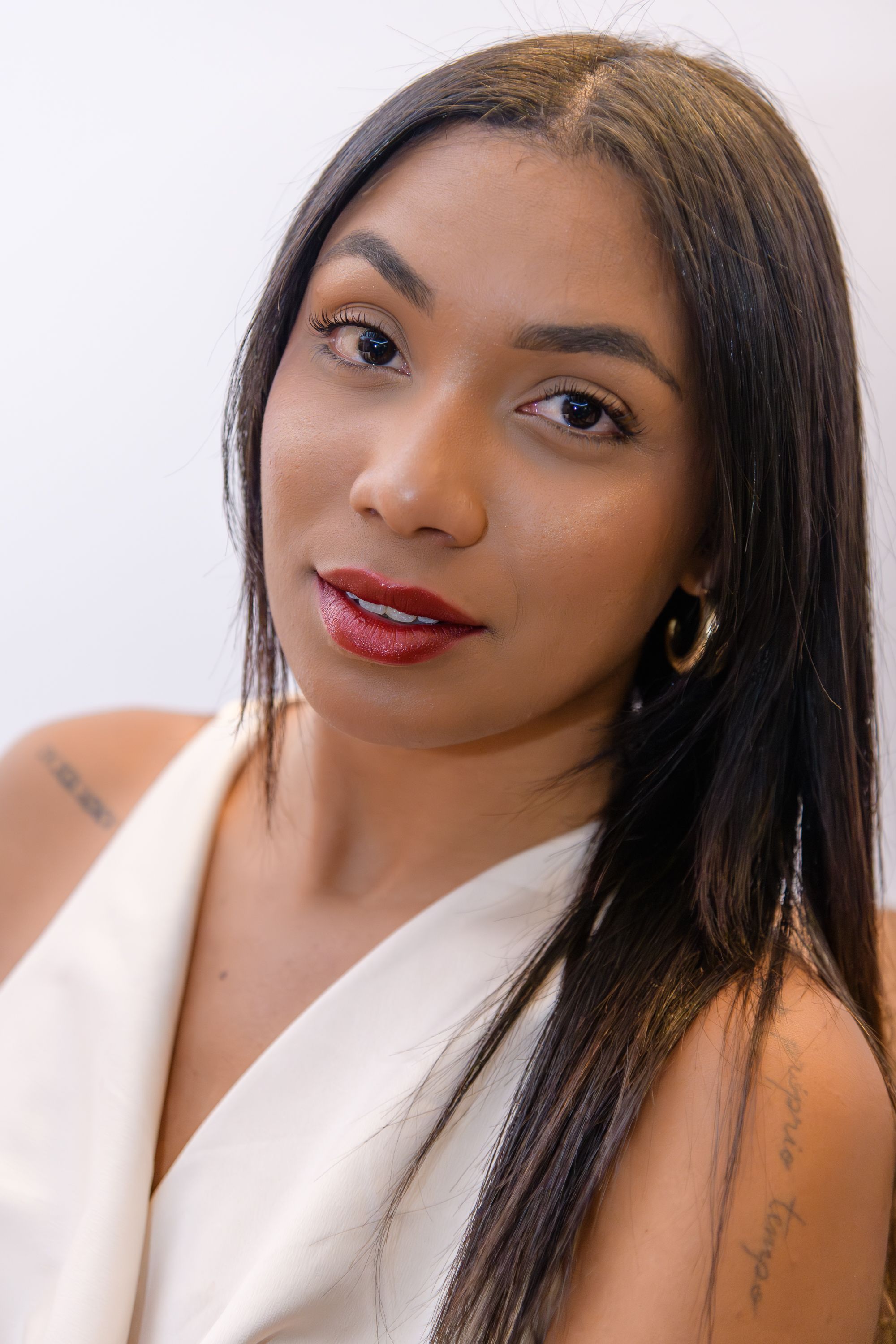 A striking portrait of a woman with a warm expression indoors in São Paulo.