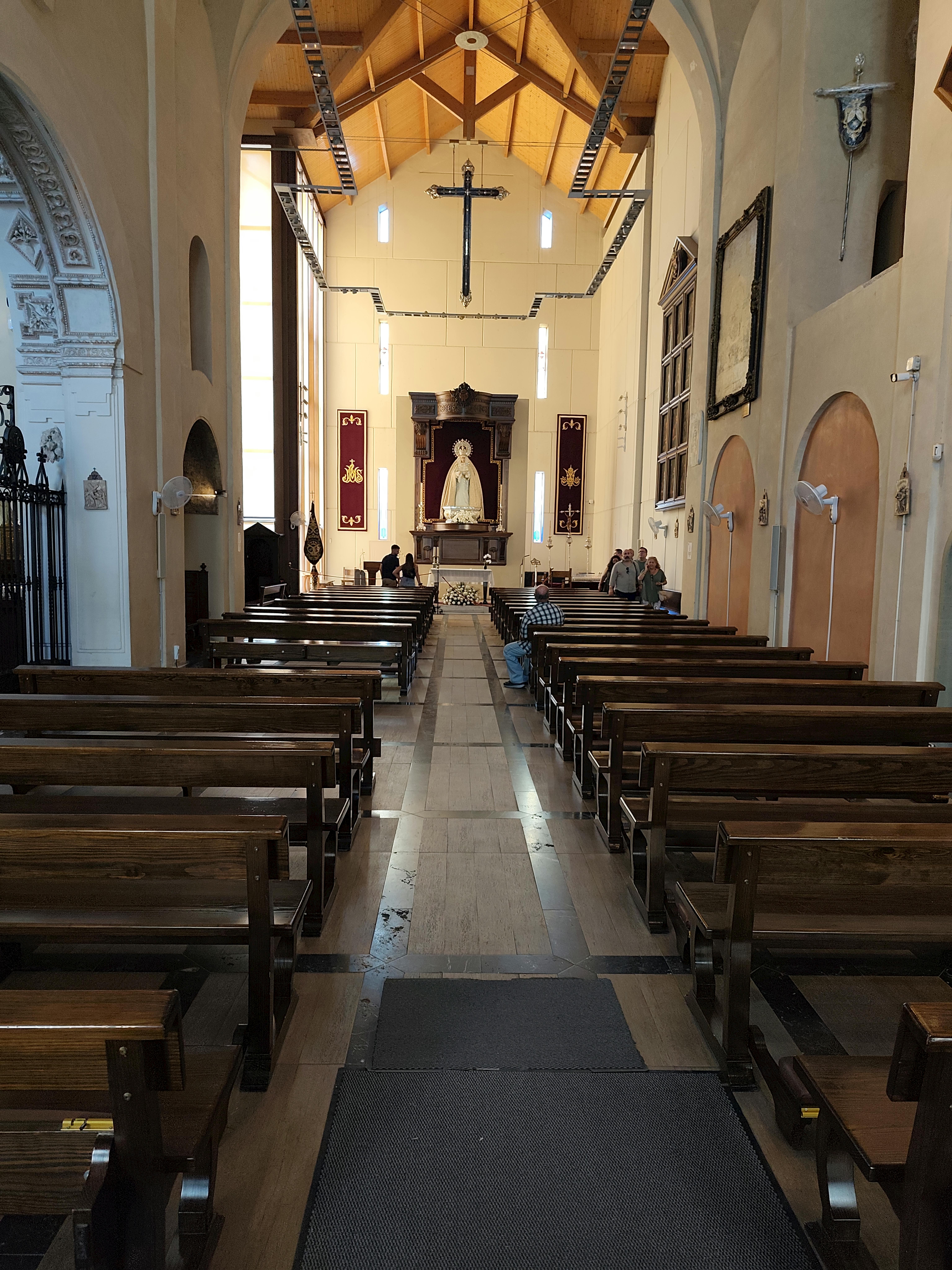 altar mayor de la capilla presidida por la imagen de Nuestra Señora de los Dolores