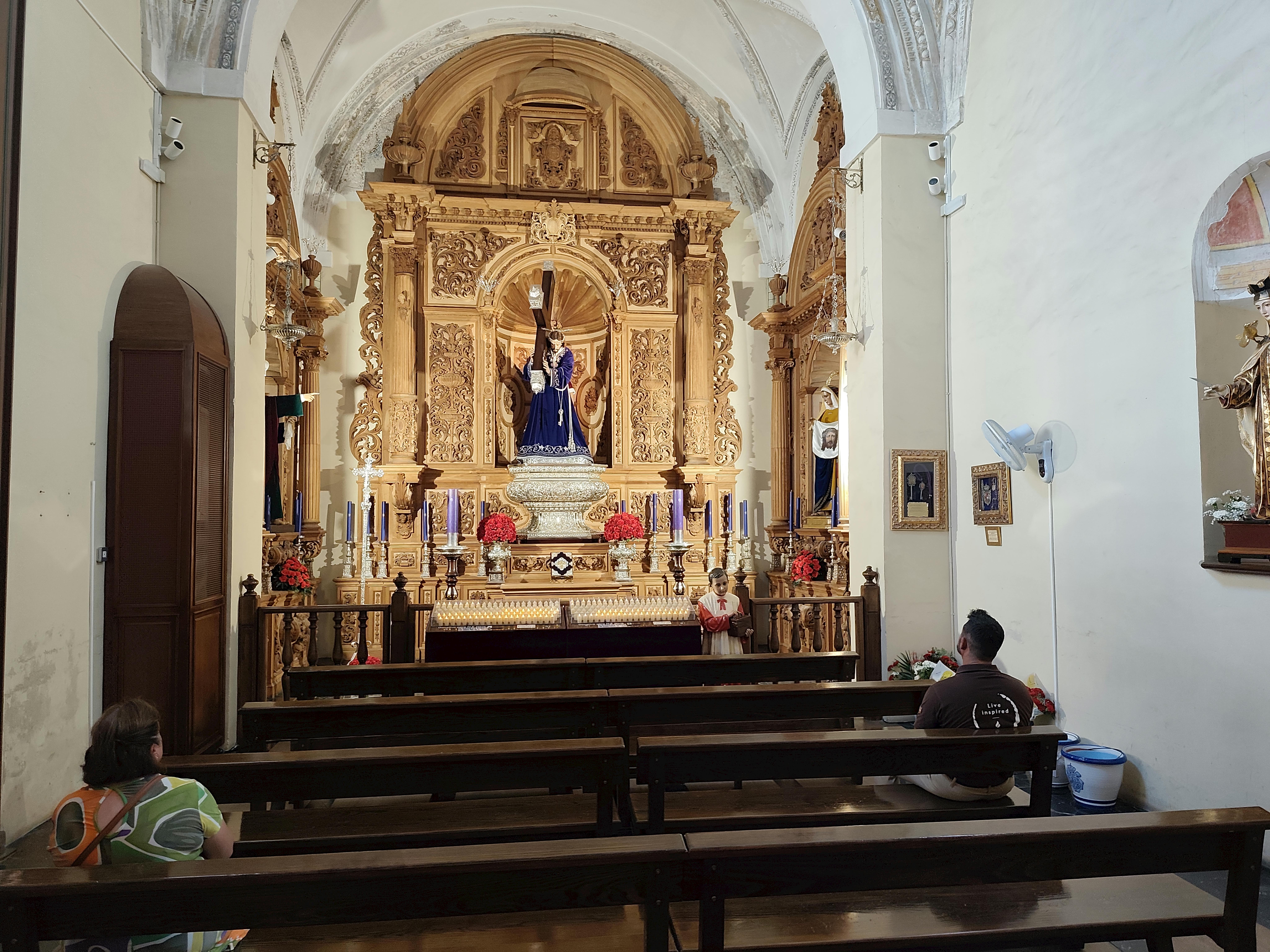 capilla lateral que alberga la imagen del "Abuelo"