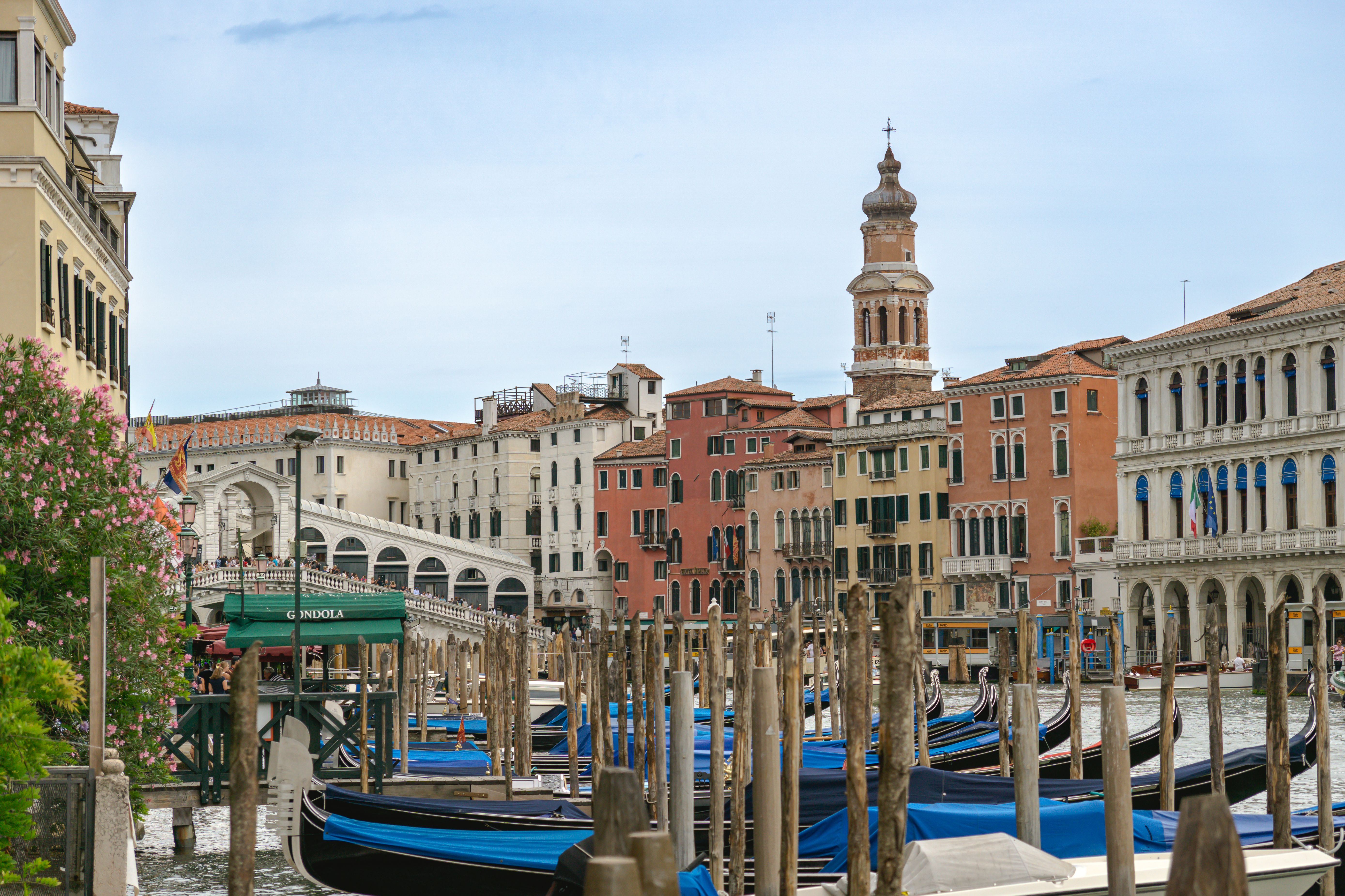 Canali di Venezia con gondole