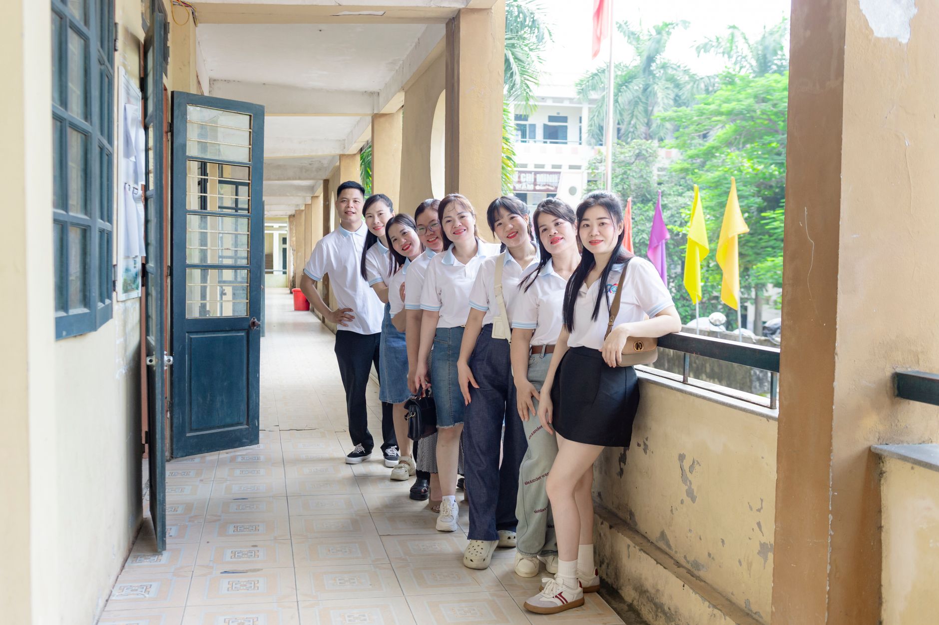 Nhóm bạn tập trung quanh màn hình máy tính, cùng theo dõi bàn casino kỹ thuật số trong không khí cạnh tranh