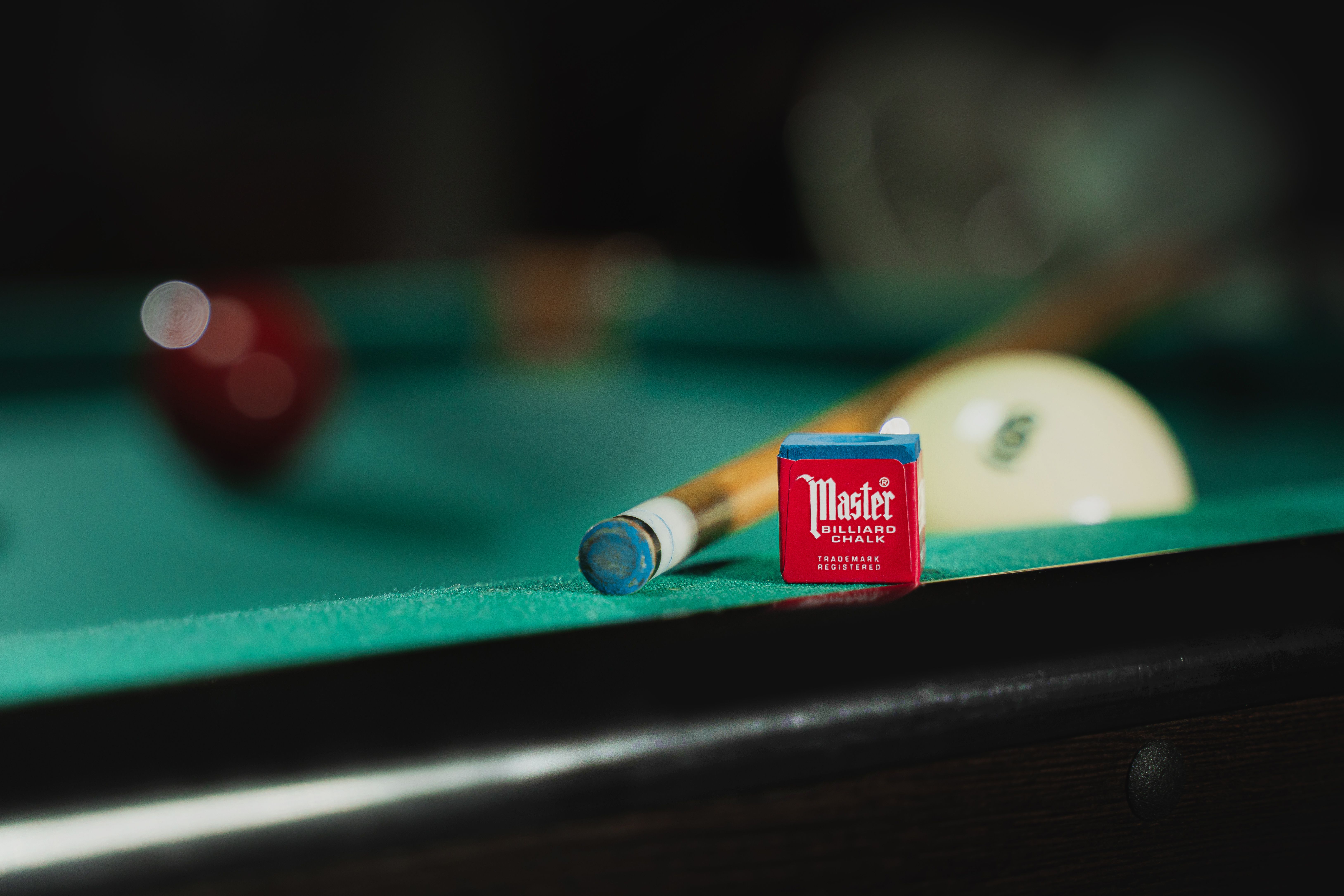 Ücretsiz Bilardo masasında bilardo tebeşiri, bilardo sopası ve topun yakın çekimi. Stok Fotoğraflar