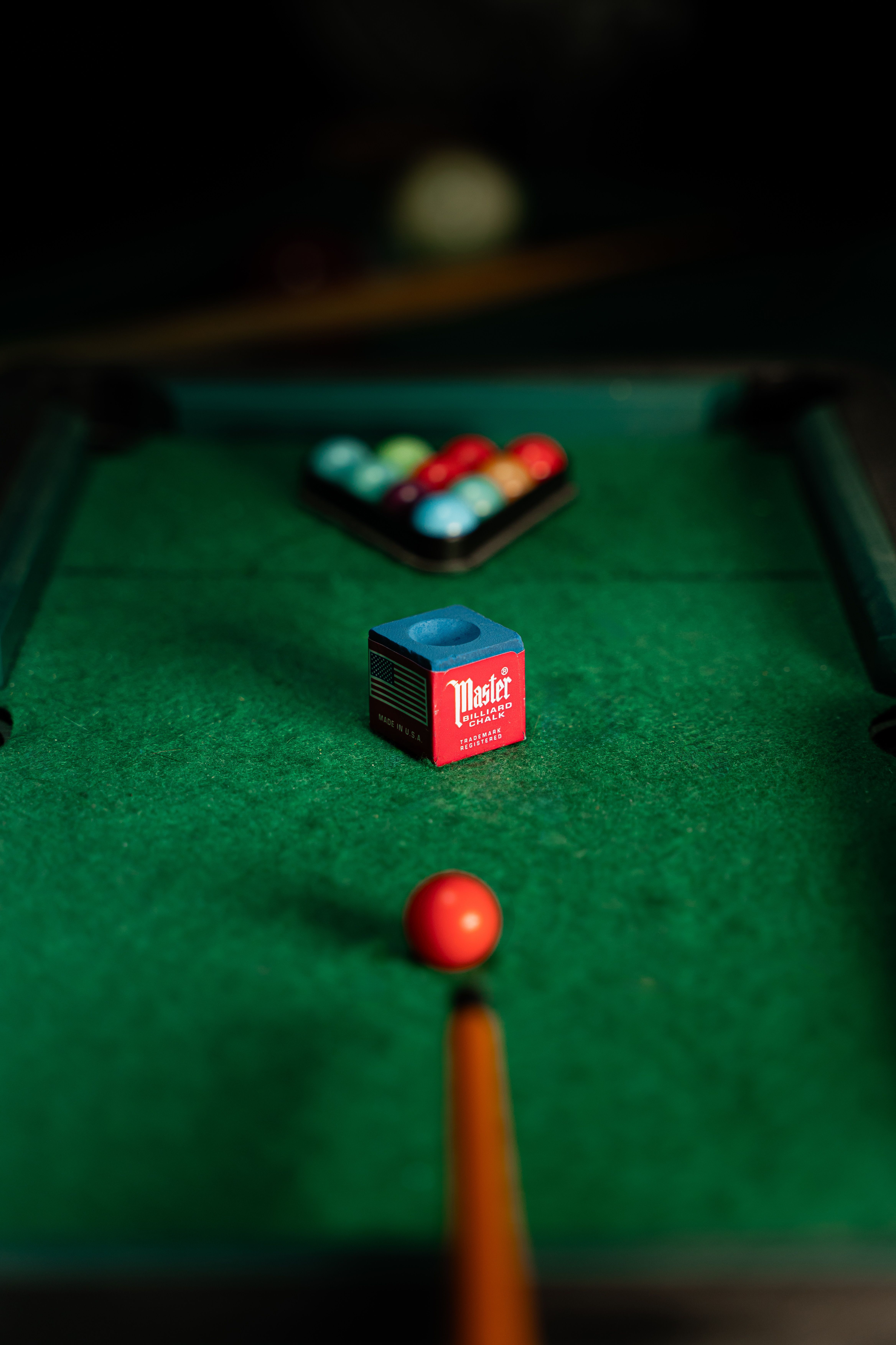 Ücretsiz Kırmızı bilardo topu, tebeşir ve raflı toplardan oluşan bilardo masasının odaklanmış görünümü. Stok Fotoğraflar