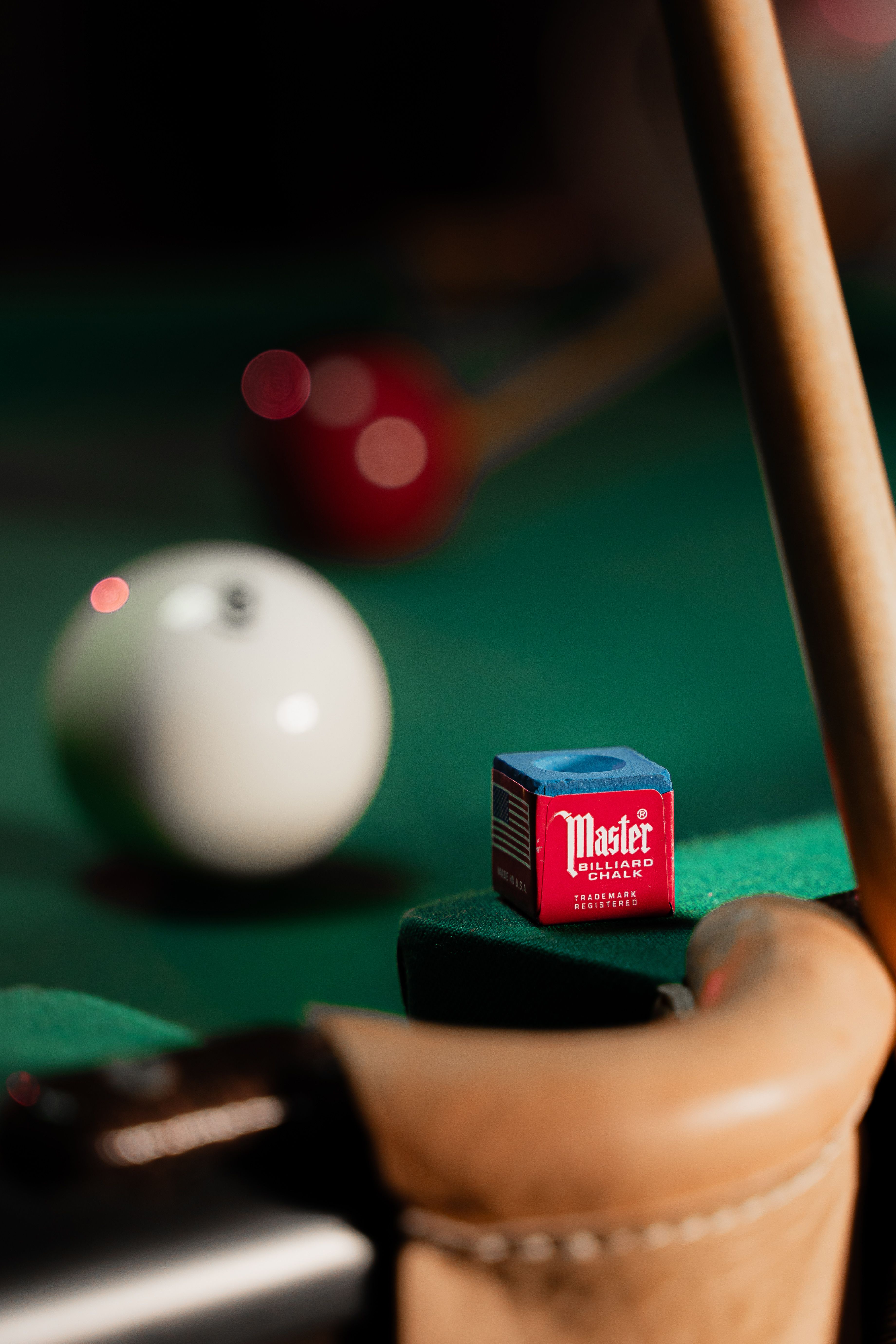 Ücretsiz Beyaz bir topun odakta olduğu bilardo masasının üzerinde tebeşirle işaretlenmiş bilardo ıstakasının yakın çekimi. Stok Fotoğraflar