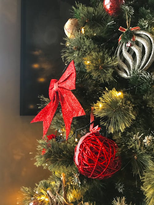 Photo En Gros Plan De L'arbre De Noël Avec Des Ornements