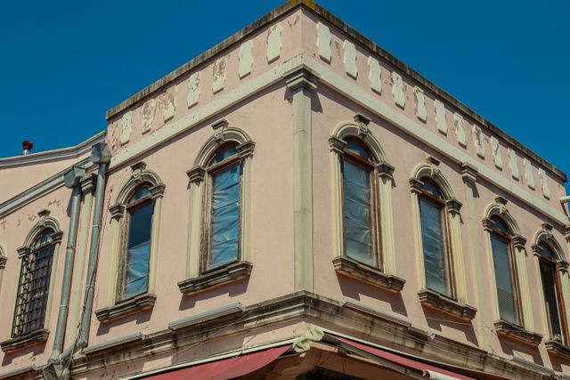 Façade d'un immeuble ancien réhabilité à Madrid