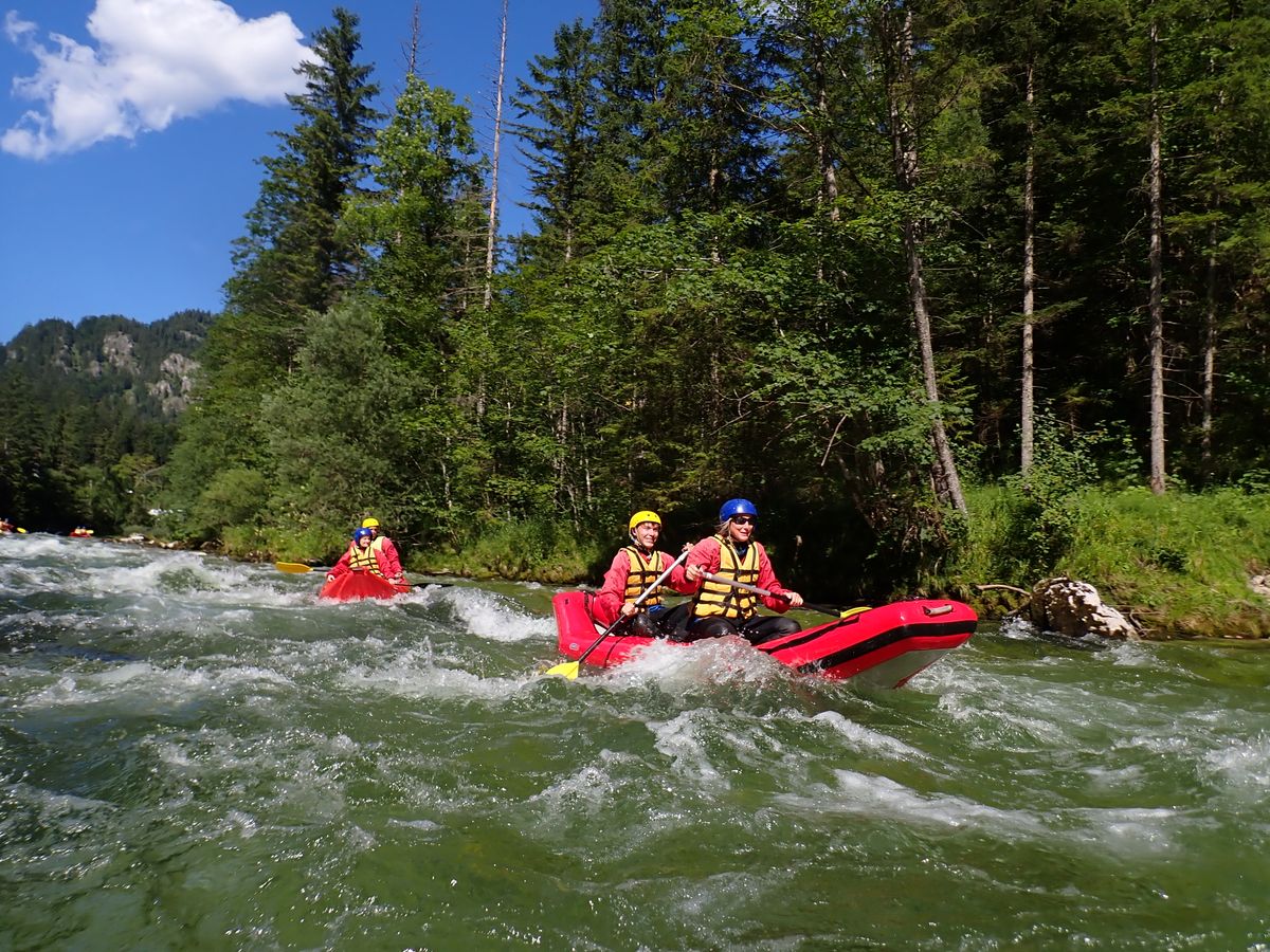Groupe pratiquant le rafting sur une rivière, photo d’ambiance