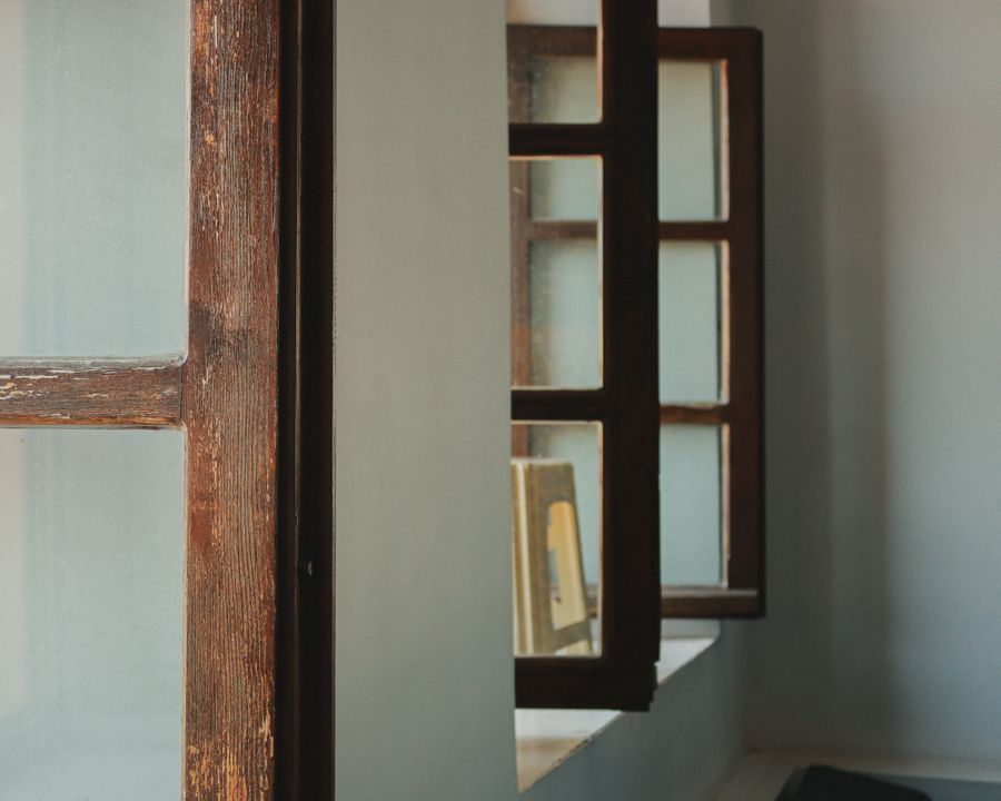 Ventana con marco de madera