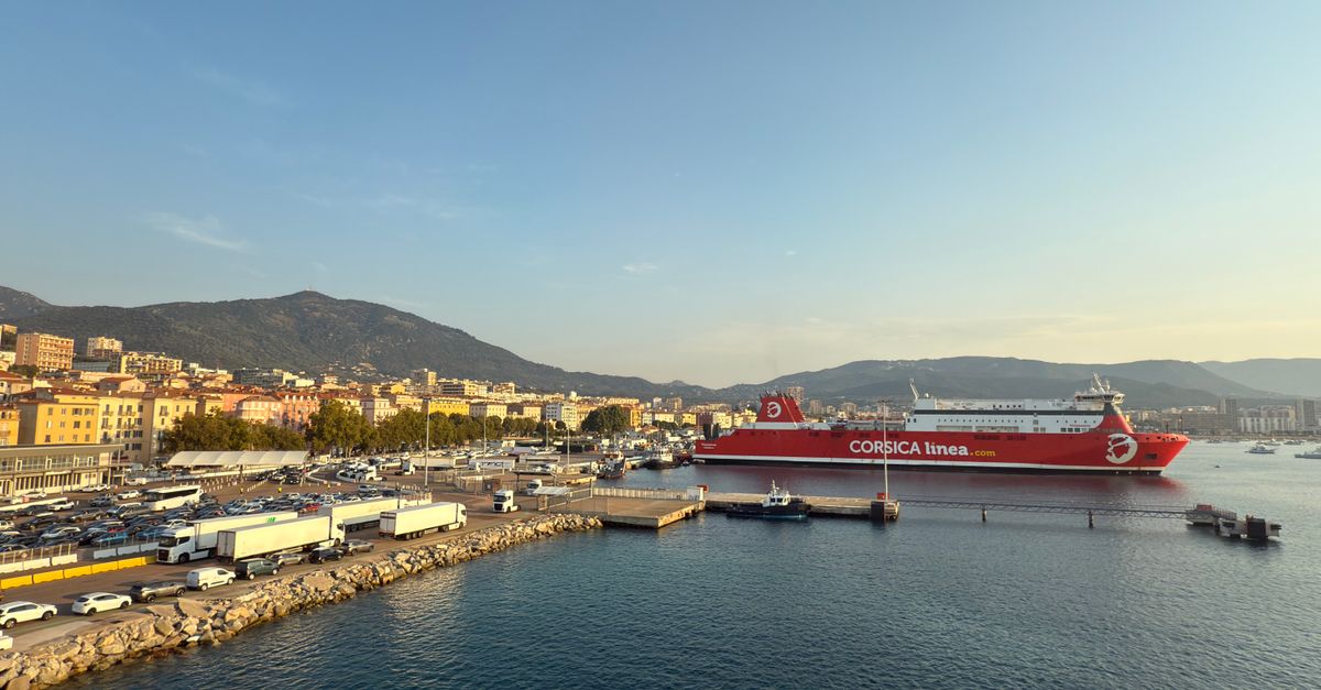 eSIM et croisière : pourquoi votre réseau disparaît en mer (et comment le gérer)