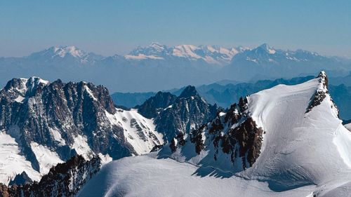 Free Majestic snow-covered peaks in Chamonix, showcasing breathtaking alpine beauty. Stock Photo