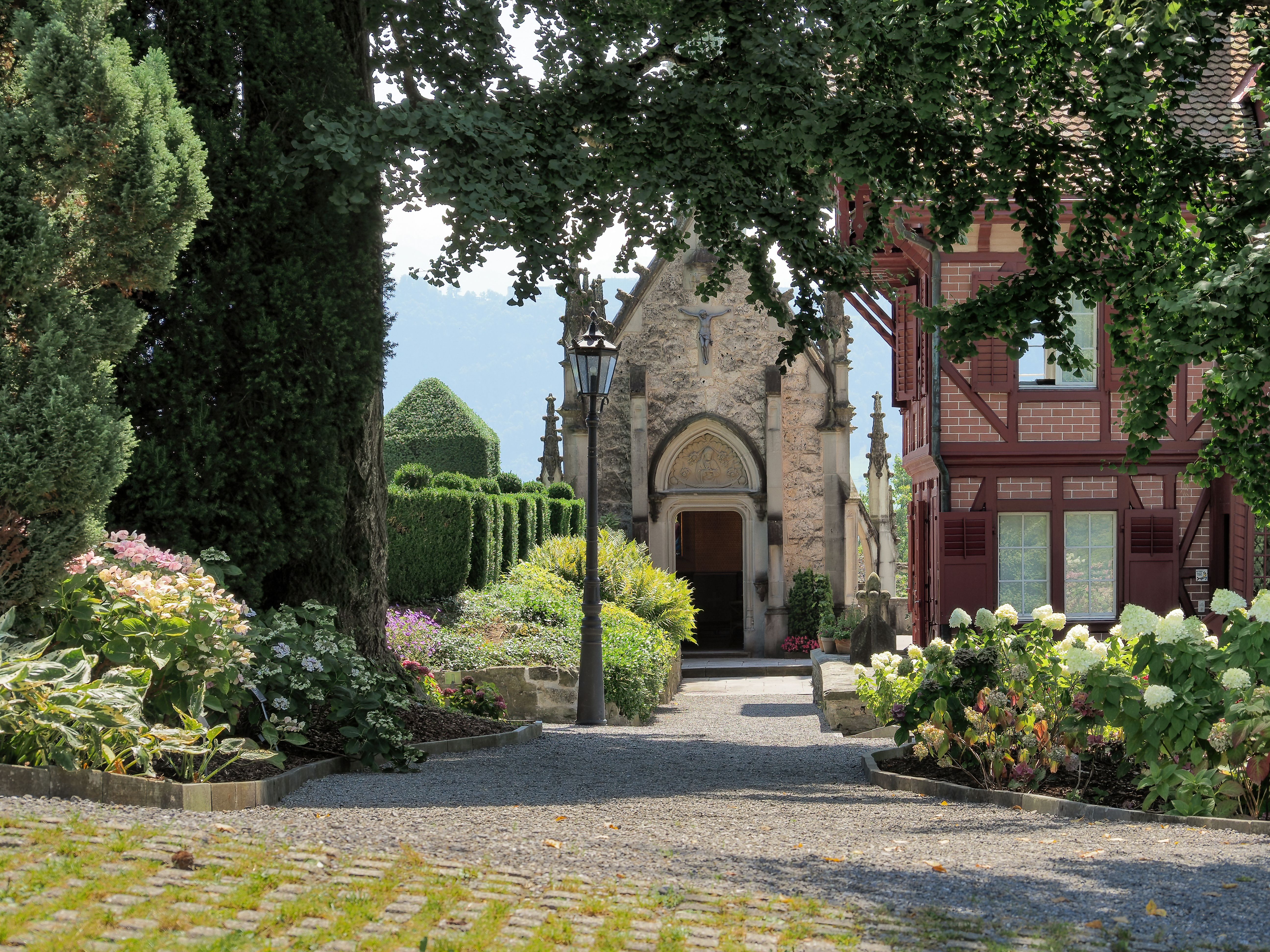 Malerischer Wanderweg entlang historischer Architektur