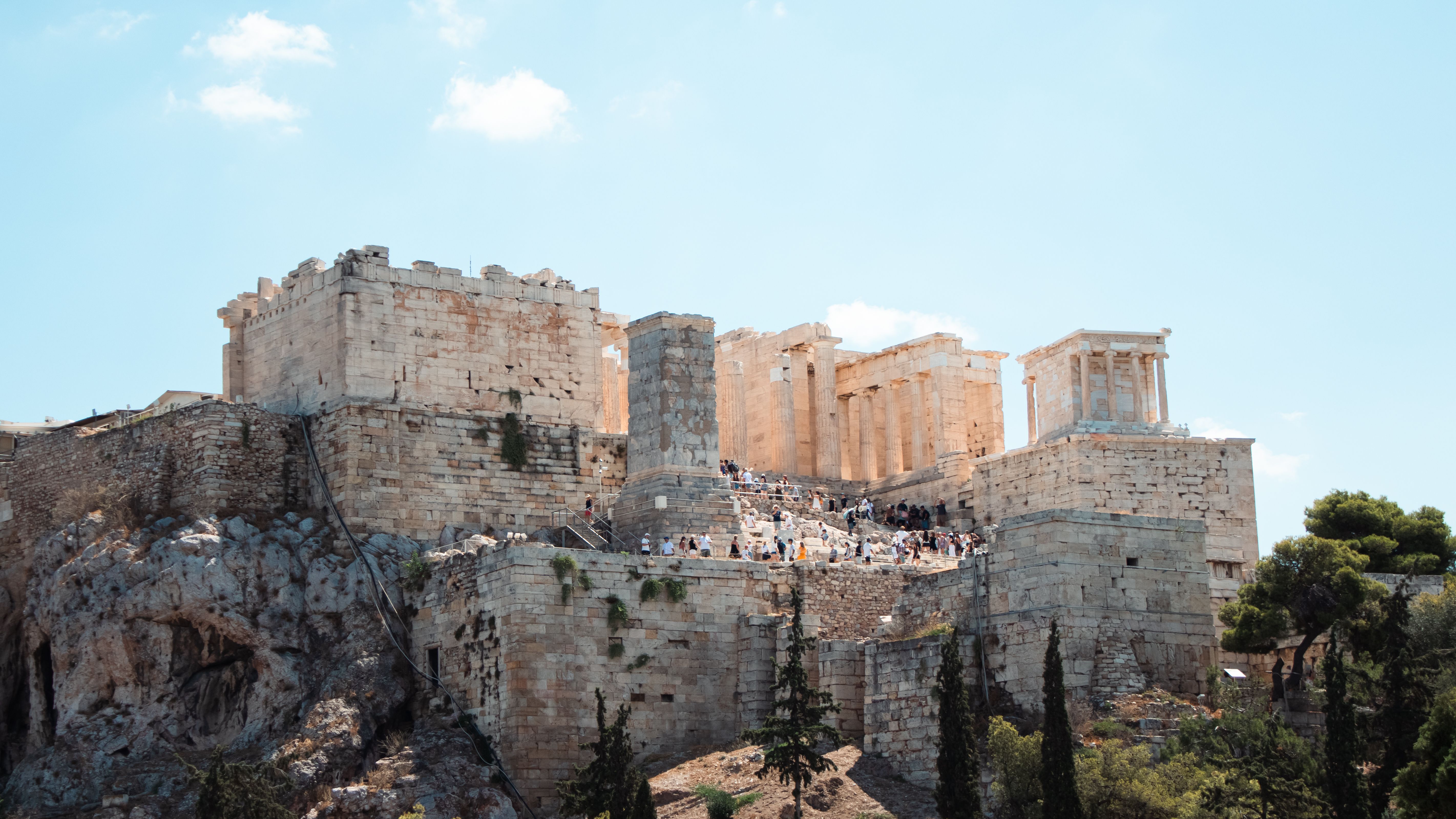 Sunhat Popularity Surges in Athens Amid Rising Tourist Crowds