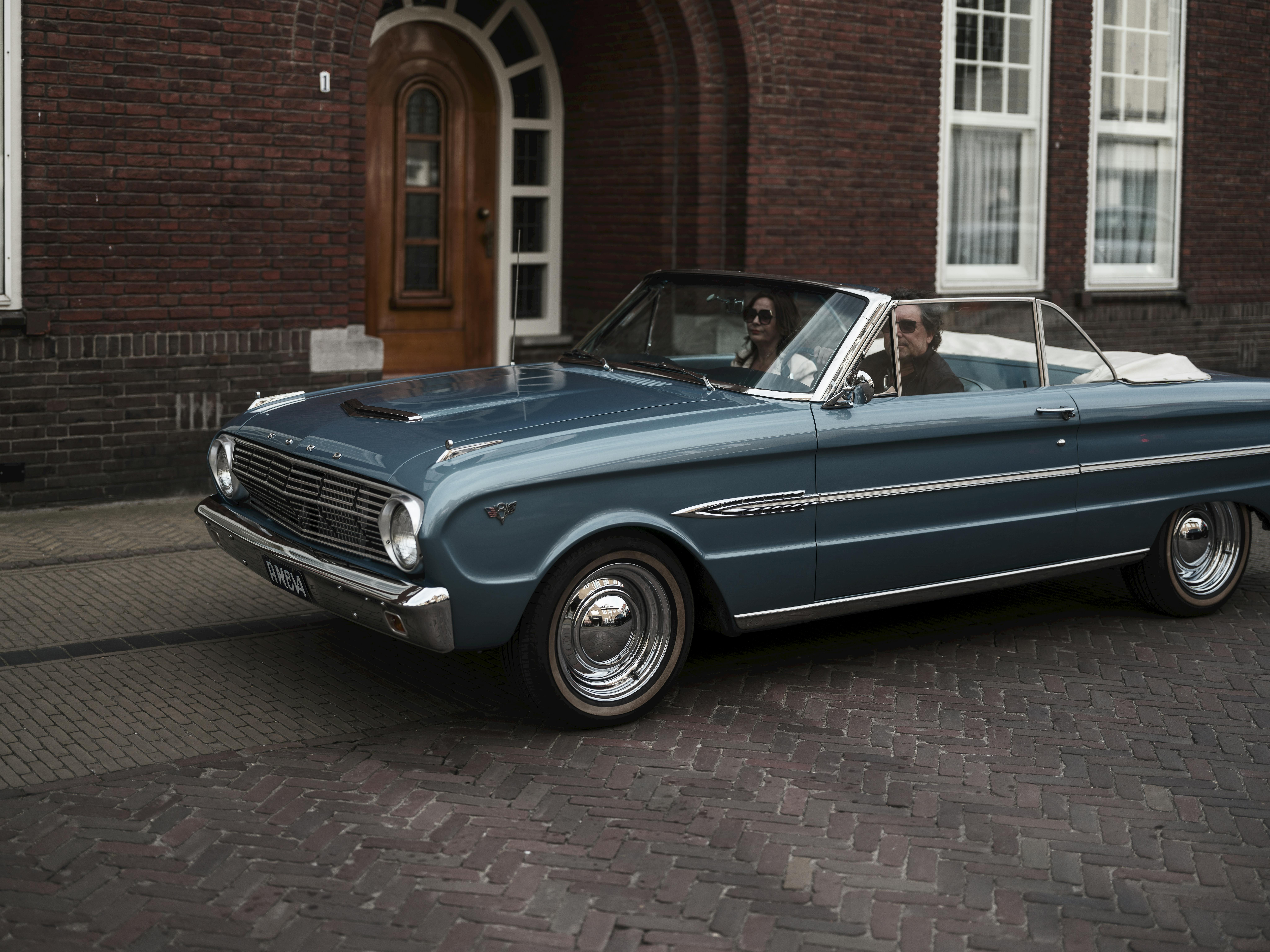 Hollanda'da kiralık bir araba ile otoyolda seyahat ederken görülen manzara ve yolculuk maliyetlerini temsil eden bir görsel.