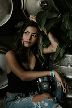 在城市绿化中，时尚女性用即时相机合影，散发着前卫的风格