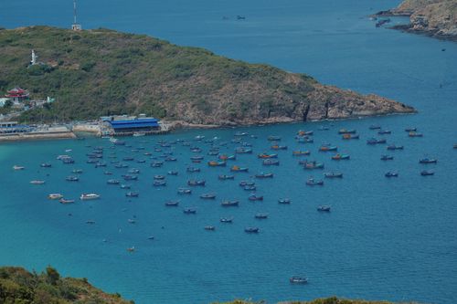 Free A stunning aerial view of numerous boats in a tranquil coastal bay surrounded by hills. Stock Photo