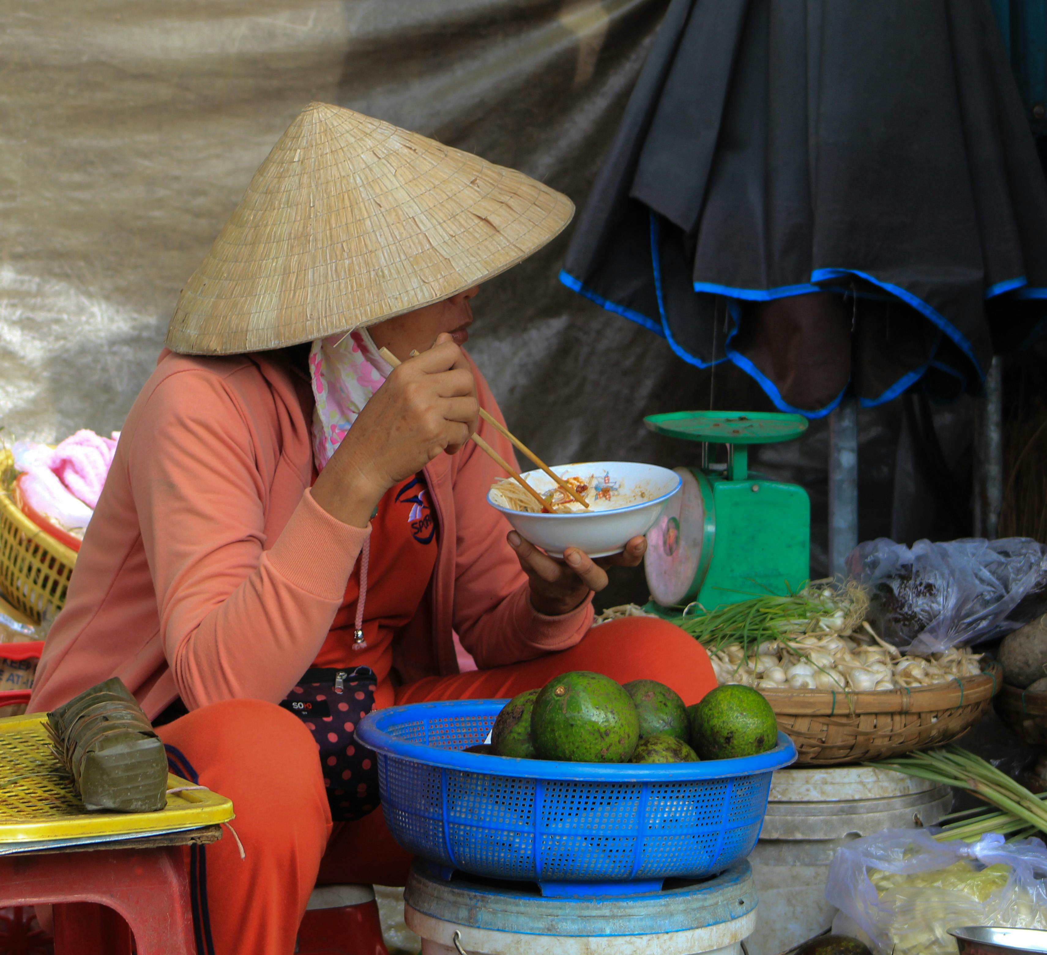 Ein RoamJet Nutzer fotografiert Streetfood in Vietnam