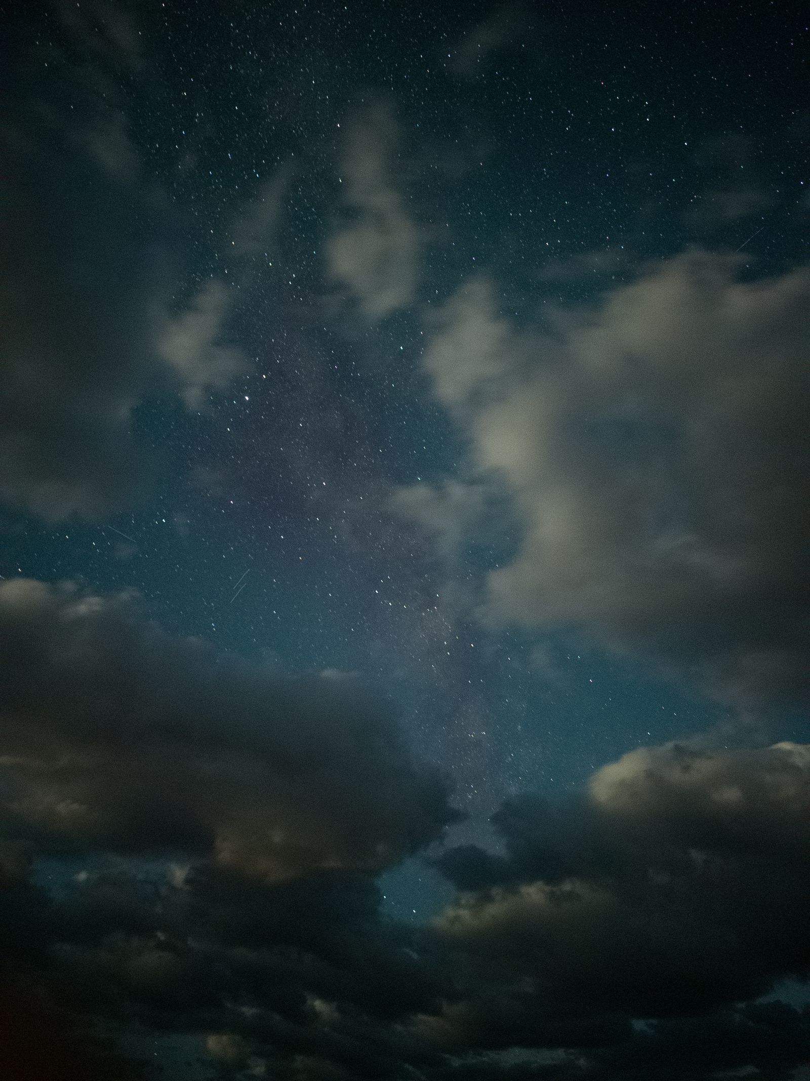 A night sky with clouds and stars · Free Stock Photo