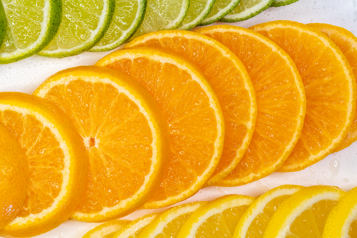 Renkli meyve dilimleri ve limon görselleri yakın çekim