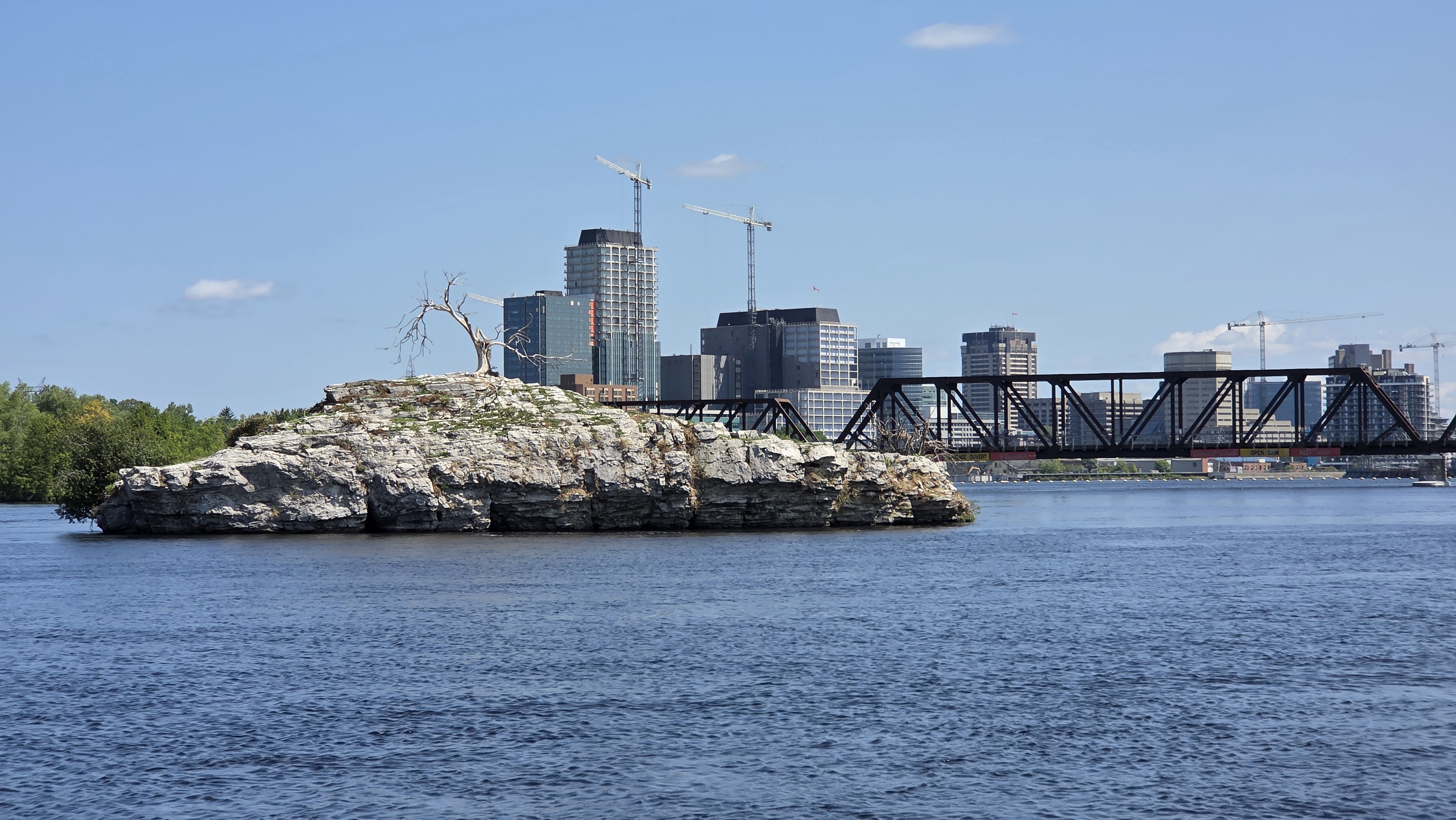 Skyline de Gatineau et la riviere des Outaouais — SEO local Gatineau