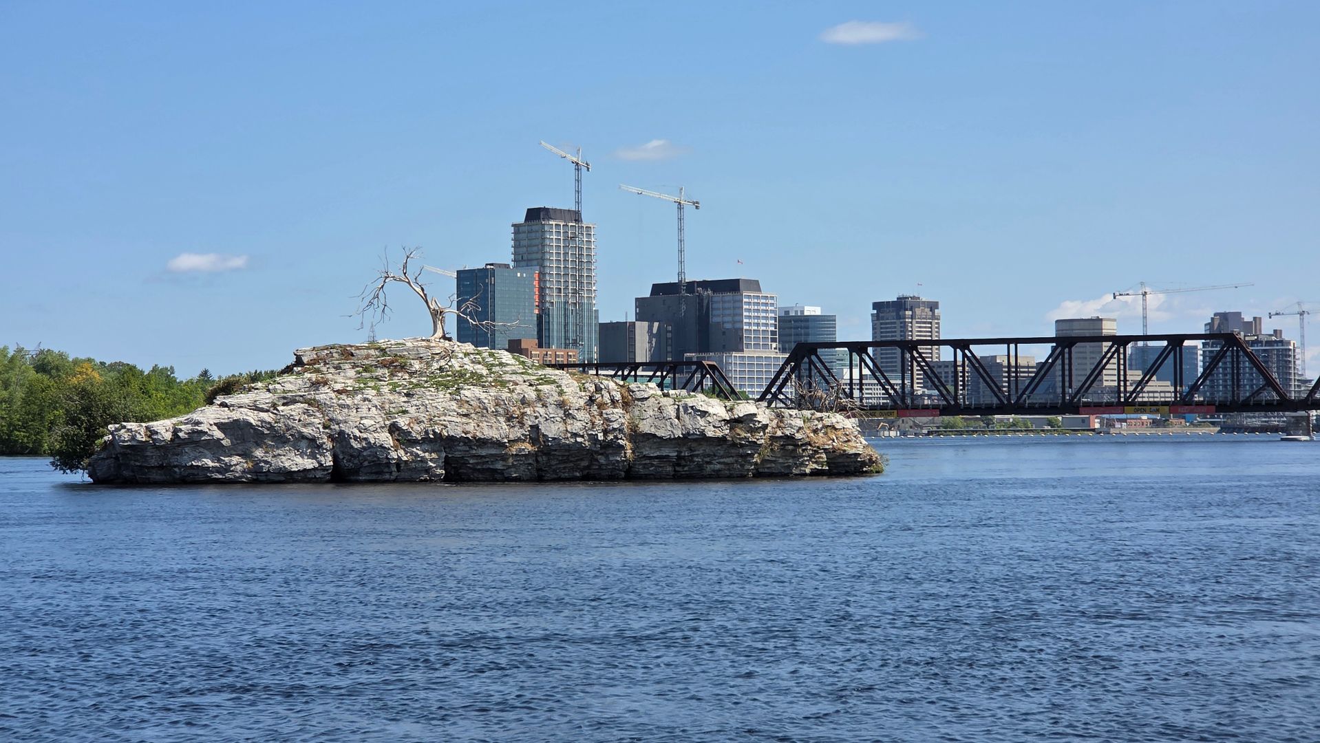 Skyline de Gatineau et la riviere des Outaouais — SEO local Gatineau
