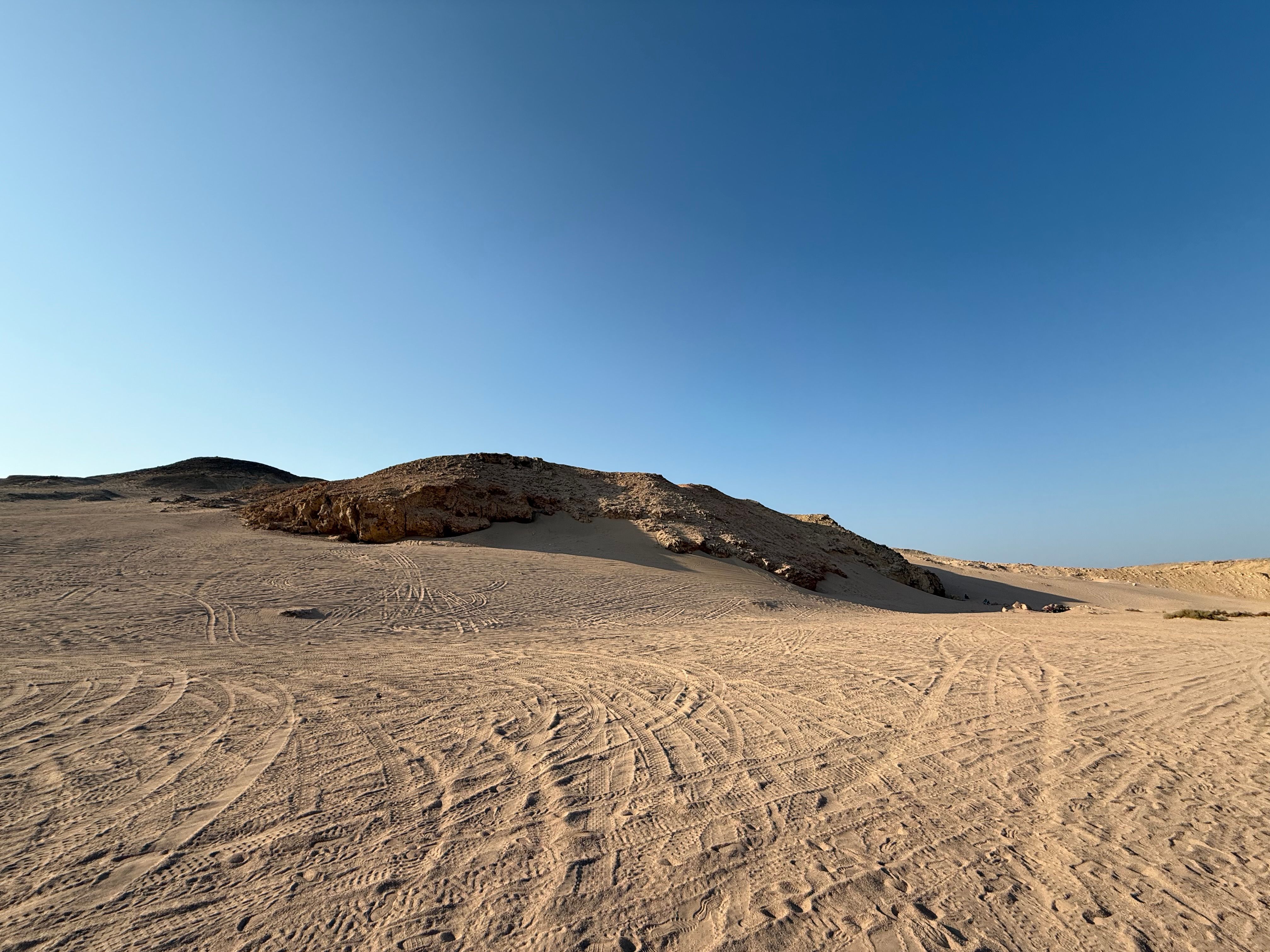A vast, sunny desert landscape in Bahrain, showcasing the country's unique climate.