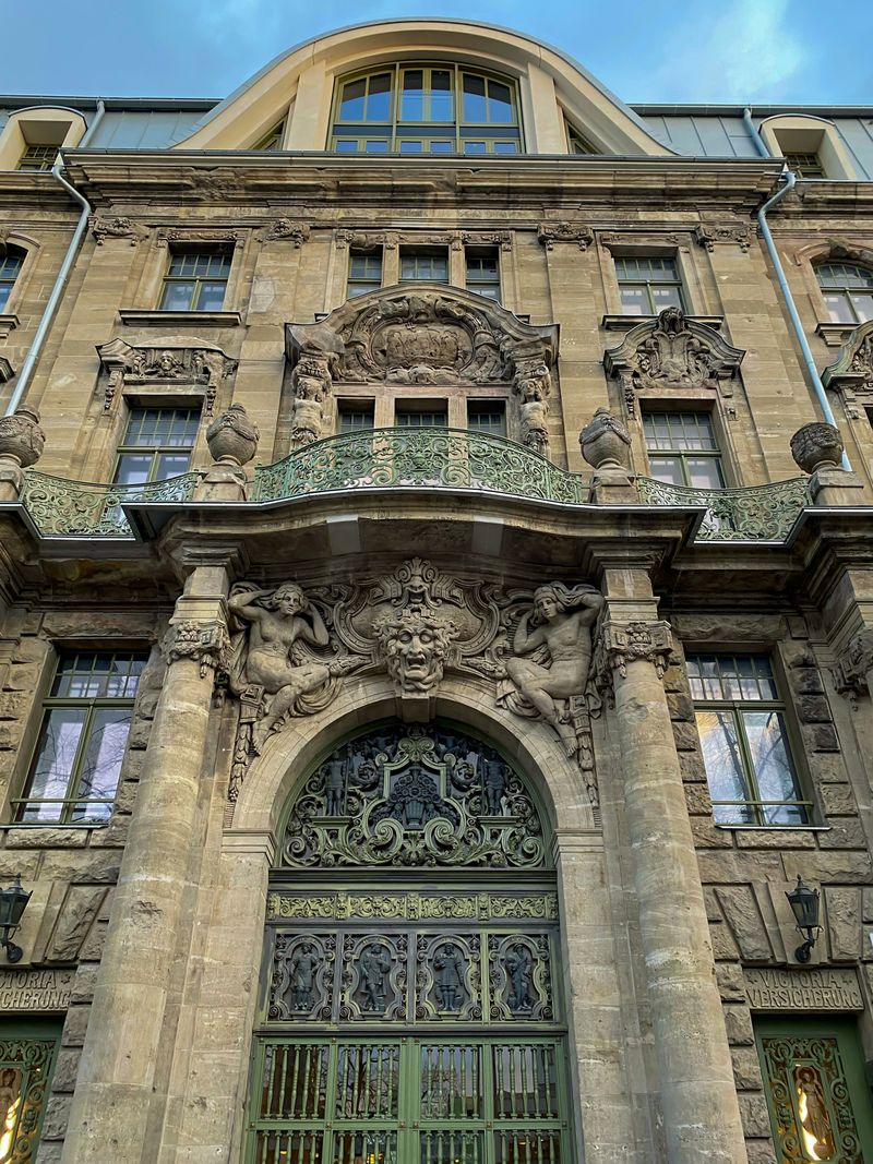 Historische Gebäudefassade München mit verzierten Fenstern