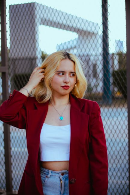 Blazer burdeos con top blanco de tirantes: sencillo, pero de verdad hace efecto 🍷
#outfitdeldia #burgundy #blazer #jeans