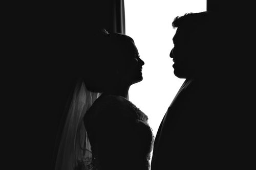 Free Artistic silhouette of a bride and groom on their wedding day, capturing a timeless moment. Stock Photo