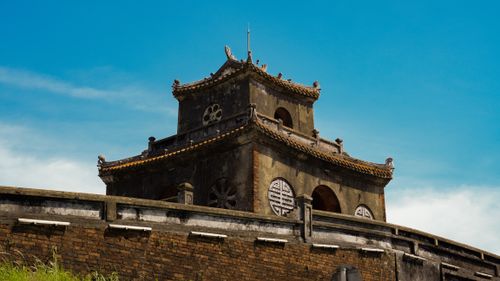 Free Traditional Asian pagoda with intricate details under a bright blue sky, capturing cultural heritage. Stock Photo