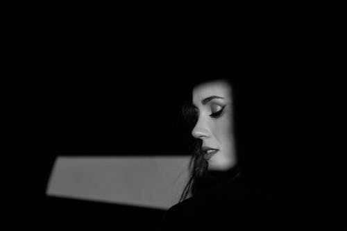 Retrato dramático com sombras artísticas