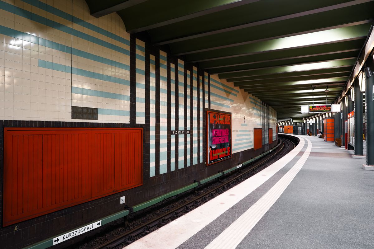 Stație de metrou modernă în Hamburg, cu design curat și minimalist