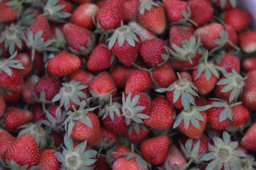 Free A vibrant close-up of fresh red strawberries, perfect for food and culinary uses. Stock Photo