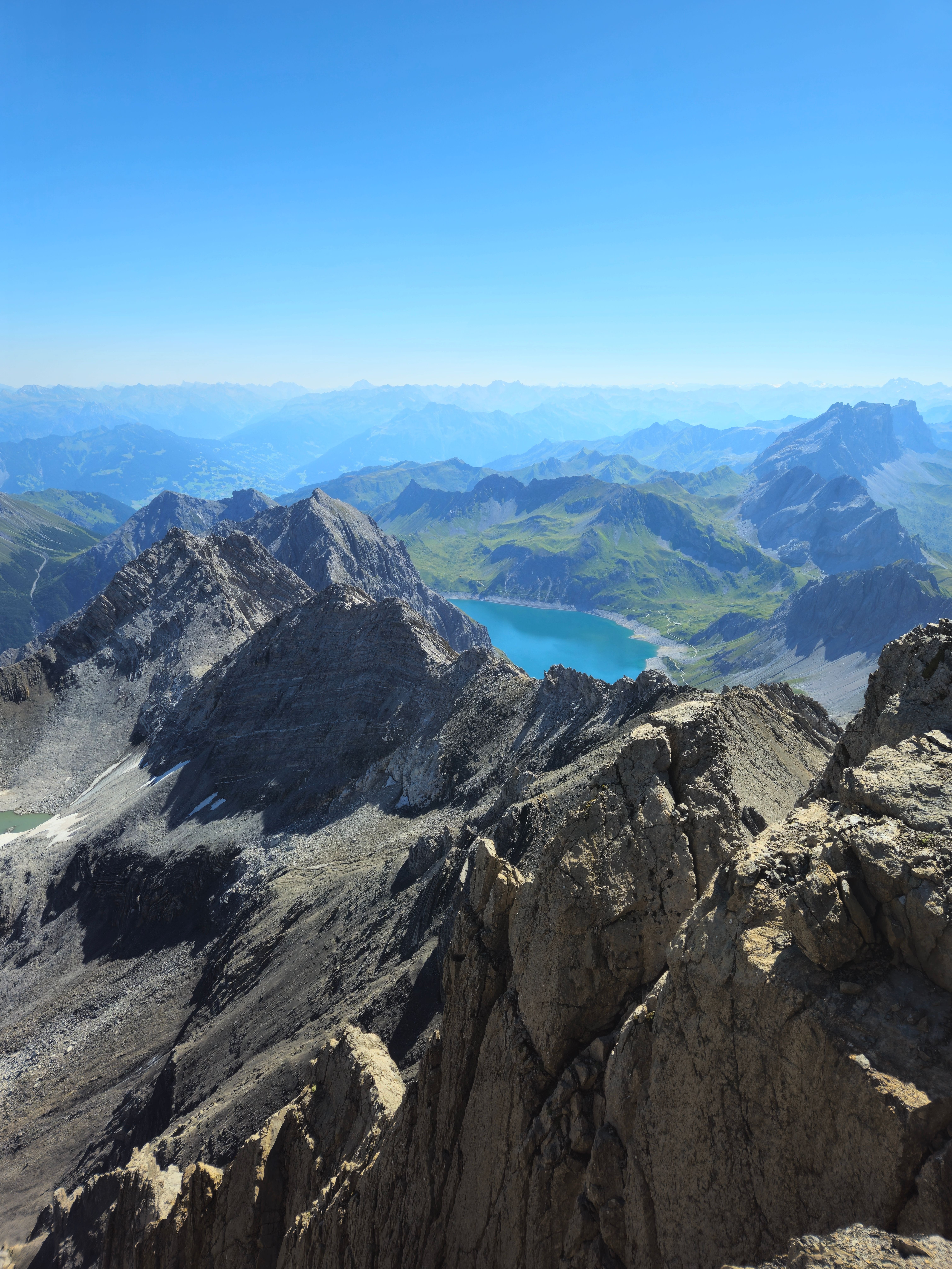 De franc Impressionants vistes del llac Lünersee envoltat pels Alps austríacs des del cim de Schesaplana. Foto d'estoc
