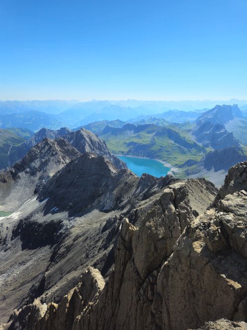 De franc Impressionants vistes del llac Lünersee envoltat pels Alps austríacs des del cim de Schesaplana. Foto d'estoc