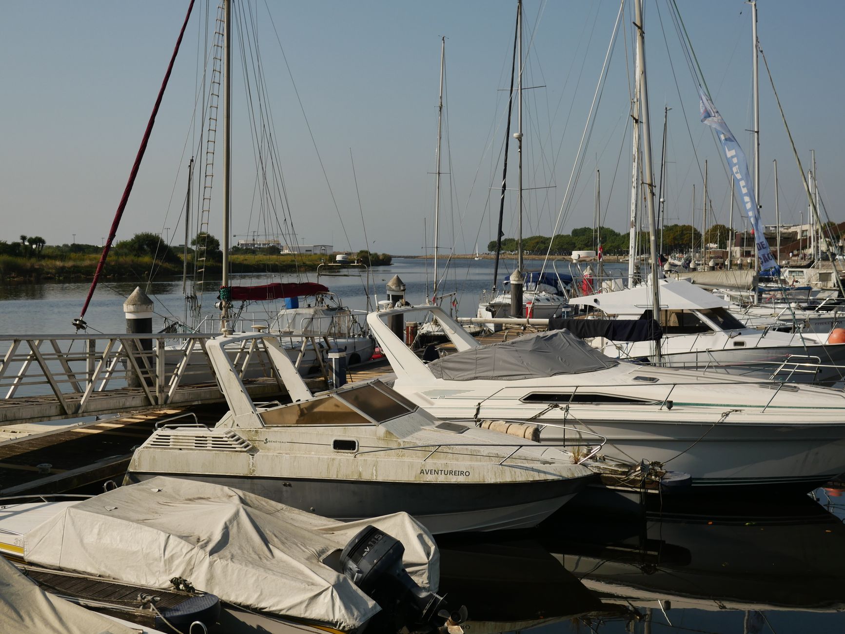 Boot vat vlam bij bootverhuurbedrijf in Den Bosch
