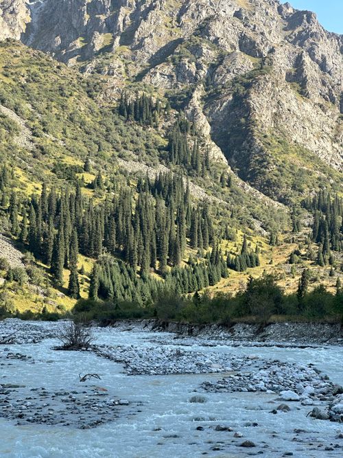 Free A picturesque view of mountains and river in a serene landscape, ideal for nature lovers. Stock Photo