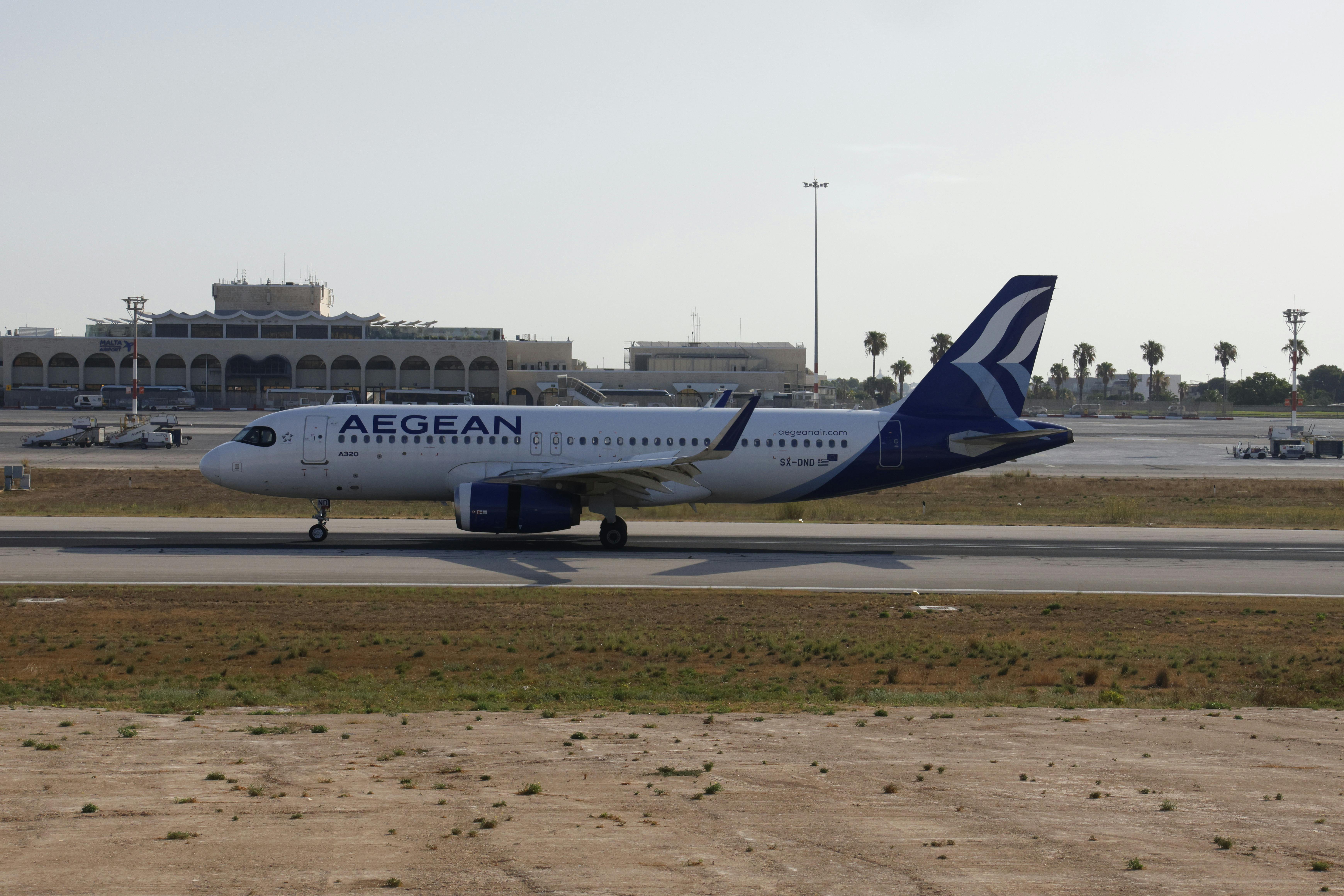 Aegean Airlines Airbus A320 taxiing on a sunny runway at airport. - Photo by Andrew Cutajar on Pexels