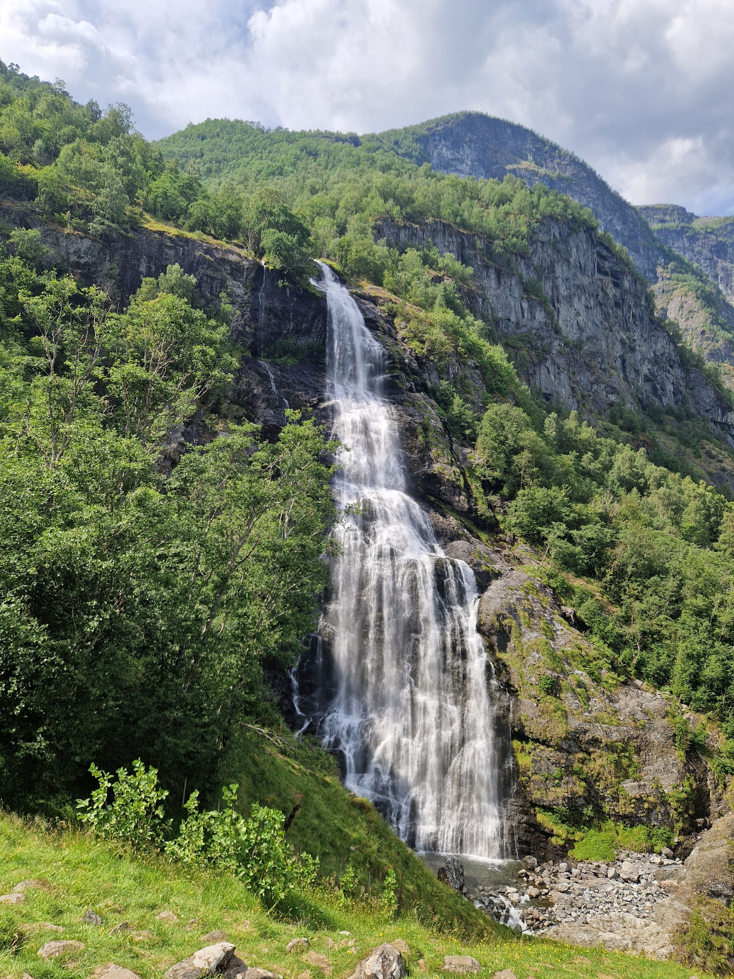 Majestic Waterfall in Flåm, Norway's Scenic Wilderness · Free Stock Photo