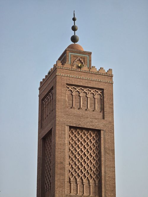 Free Majestic Islamic minaret showcasing intricate architectural details against a clear blue sky. Stock Photo
